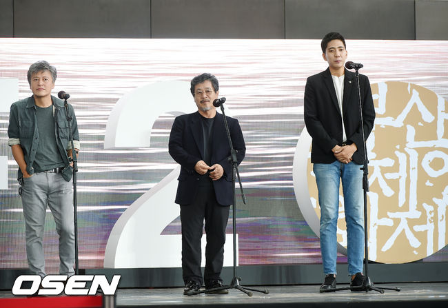 [OSEN=부산, 민경훈 기자] 5일 오전 부산 해운대구 영화의 전당에서 ‘제24회 부산국제영화제’ 영화 '강변호텔' 야외 무대인사 행사가 열렸다.
  무대 위에서 권해효, 기주봉, 신석호가 행사에 참여하고 있다.
 /rumi@osen.co.kr