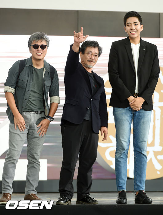 [OSEN=부산, 민경훈 기자] 5일 오전 부산 해운대구 영화의 전당에서 ‘제24회 부산국제영화제’ 영화 '강변호텔' 야외 무대인사 행사가 열렸다.
  무대 위에서 권해효, 기주봉, 신석호가 행사에 참여하고 있다.
 /rumi@osen.co.kr