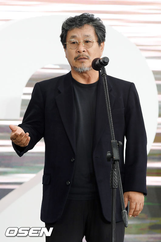 [OSEN=부산, 민경훈 기자] 5일 오전 부산 해운대구 영화의 전당에서 ‘제24회 부산국제영화제’ 영화 '강변호텔' 야외 무대인사 행사가 열렸다.
  무대 위에서 기주봉이 행사에 참여하고 있다.
 /rumi@osen.co.kr