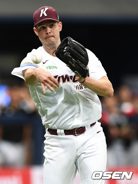 [OSEN=고척, 최규한 기자]1회초 1사 주자없는 상황 LG 정주현의 투수 앞 땅볼 때 키움 선발 브리검이 타구를 잡아 1루로 송구하고 있다. /dreamer@osen.co.kr