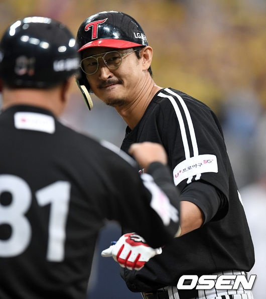 [OSEN=고척, 최규한 기자]7회초 무사 선두타자로 나선 LG 박용택이 안타를 날리고 1루에 안착해 기뻐하고 있다. /dreamer@osen.co.kr