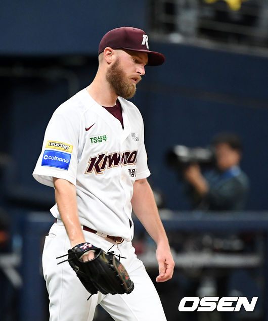 [OSEN=고척돔, 지형준 기자]2회초 2사 만루에서 키움 요키시가 LG 김민성에 밀어내기 볼넷을 허용하며 아쉬워하고 있다.  /jpnews@osen.co.kr