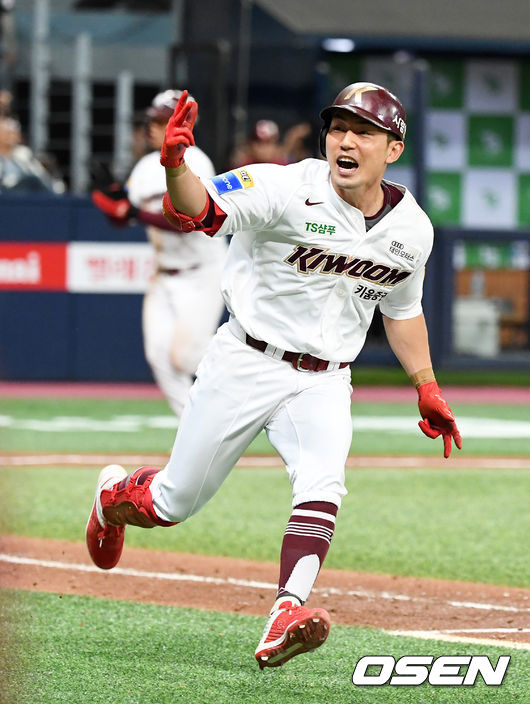 [OSEN=고척돔, 지형준 기자]9회말 2사 3루에서 키움 서건창이 동점 적시타를 날리며 기뻐하고 있다.  /jpnews@osen.co.kr