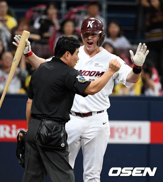 [OSEN=고척돔, 지형준 기자] 7일 오후 서울 고척스카이돔에서 '2019 신한은행 MY CAR KBO 포스트시즌' 준플레이오프 2차전 키움 히어로즈와 LG 트윈스의 경기가 열렸다.6회말 무사 1,3루에서 키움 샌즈가 포수 땅볼을 날리고 아웃당하며 구심 판정에 불만을 나타내고 있다. /jpnews@osen.co.kr