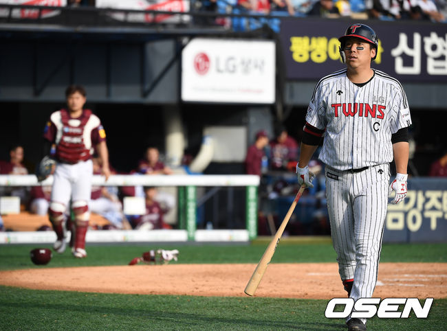 [OSEN=잠실, 곽영래 기자] 9일 오후 서울 잠실야구장에서 '2019 신한은행 MY CAR KBO 포스트시즌' 준플레이오프 3차전 LG 트윈스와 키움 히어로즈의 경기가 열렸다.6회말 무사 LG 김현수가 포수 뜬공으로 물러난 뒤 아쉬워하고 있다. /youngrae@osen.co.kr