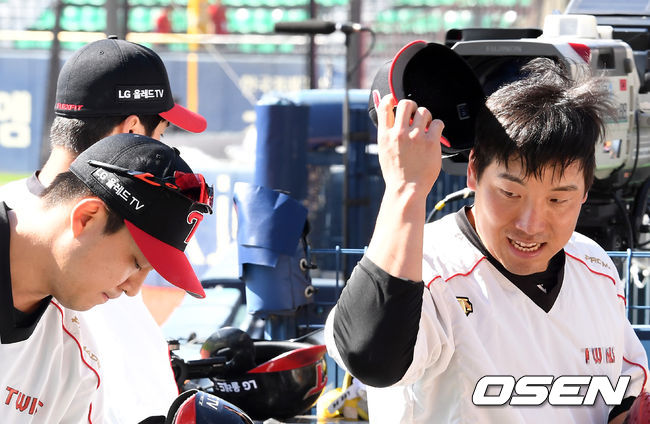 [OSEN=지형준 기자]경기에 앞서 LG 김민성, 김현수가 훈련을 준비하고 있다. /jpnews@osen.co.kr