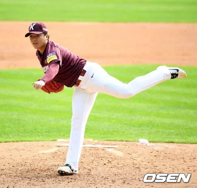 [OSEN=잠실, 지형준 기자]2회말 키움 이승호가 역투하고 있다. /jpnews@osen.co.kr