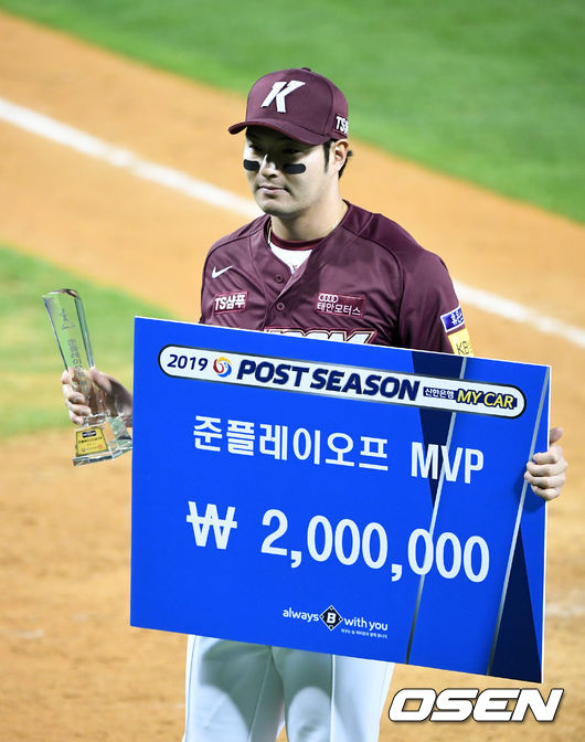 [OSEN=잠실, 지형준 기자]준플레이오프 MVP 키움 박병호가 포즈를 취하고 있다. /jpnews@osen.co.kr
