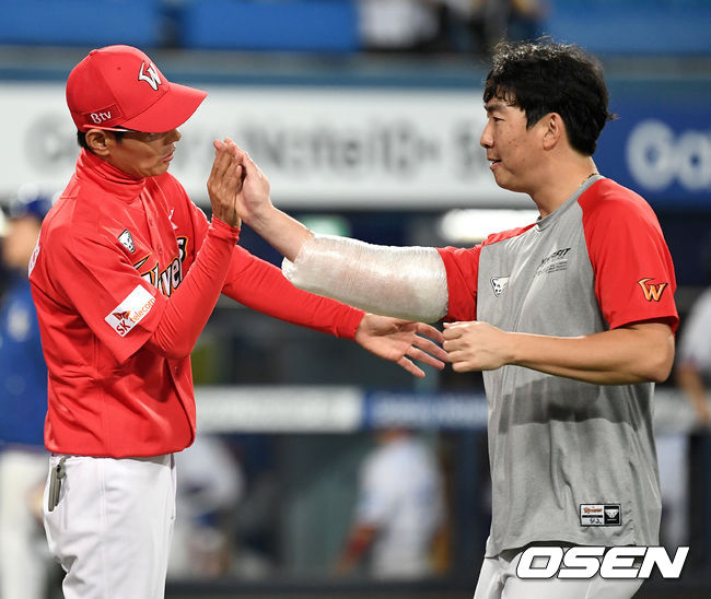 [OSEN=대구, 최규한 기자]승리를 거둔 SK 염경엽 감독과 문승원이 인사를 나누고 있다. /dreamer@osen.co.kr