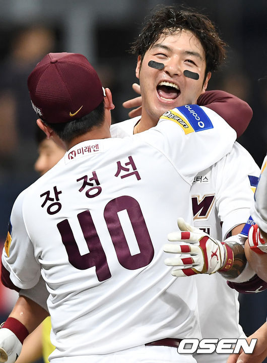 [OSEN=고척, 최규한 기자]9회말 무사 선두타자로 나선 키움 박병호가 끝내기 솔로포를 날리고 장정석 감독과 포옹하고 있다. /dreamer@osen.co.kr