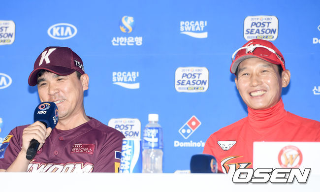 [OSEN=인천, 김성락 기자]SK 염경엽 감독, 키움 장정석 감독이 서로 덕담을 나누고 있다. /ksl0919@osen.co.kr