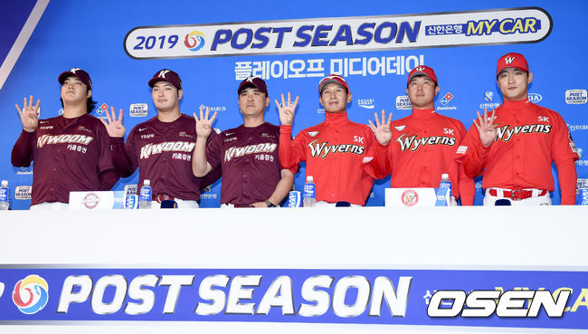 [OSEN=인천, 김성락 기자]SK와이번즈, 키움 히어로즈 감독과 선수가 포토타임을 하고 있다. /ksl0919@osen.co.kr