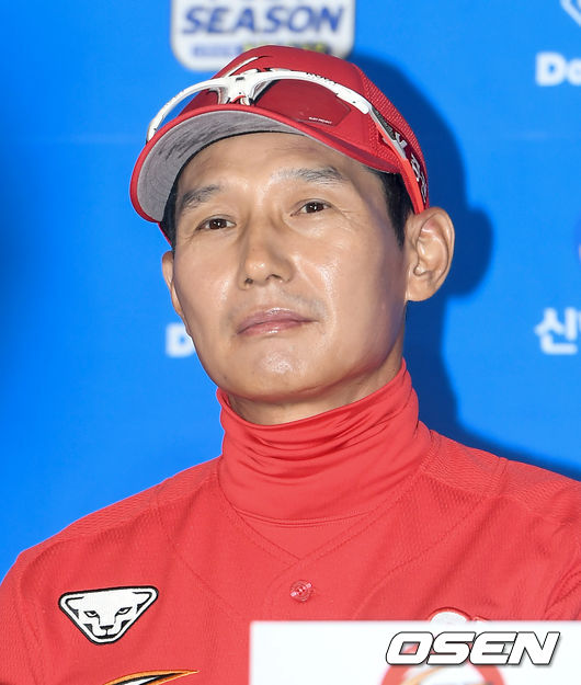 [OSEN=인천, 김성락 기자]SK 염경엽 감독이 포토타임을 하고 있다. /ksl0919@osen.co.kr