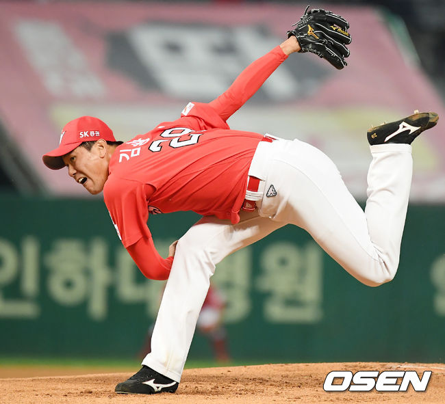 [OSEN=인천, 민경훈 기자]SK 선발 김광현이 힘차게 공을 뿌리고 있다. /rumi@osen.co.kr