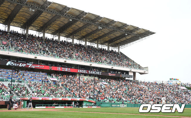 [OSEN=인천, 이대선 기자]경기장을 가득 메운 관중들이 열띤 응원을 펼치고 있다./ sunday@osen.co.kr