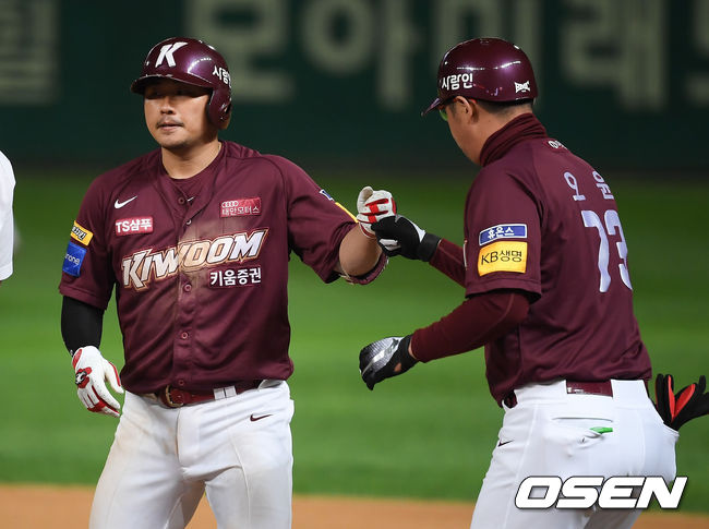 [OSEN=인천,박준형 기자]연장11회초 키움 이지영이 안타를 날린뒤 오윤 1루 코치와 하이파이브를 하고 있다. /soul1014@osen.co.kr