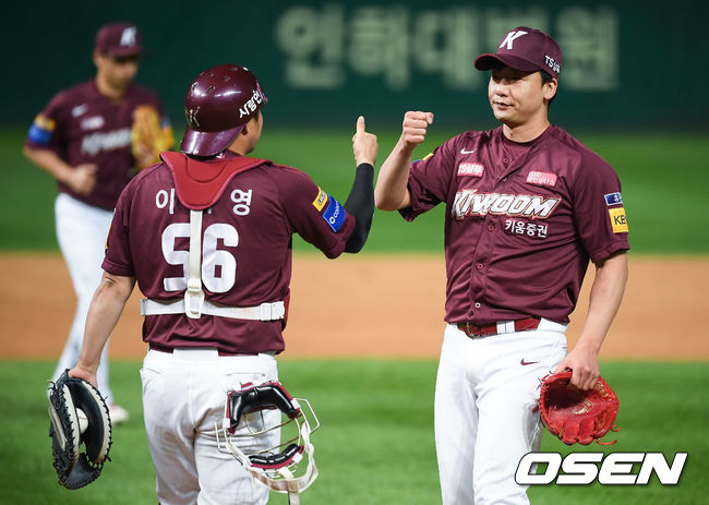 [OSEN=인천,박준형 기자]경기종료 후 키움 오주원과 이지영이 하이파이브를 하고 있다. /soul1014@osen.co.kr