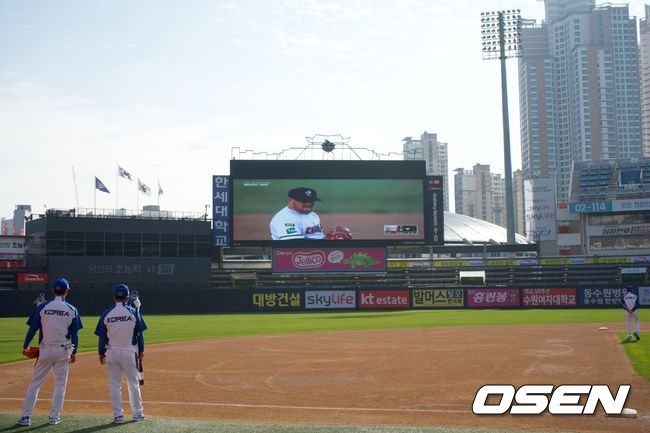 [OSEN=수원, 조형래 기자] 프리미어 12 대표팀 훈련이 열리는 수원 KT 위즈파크 전광판에 대회 첫 상대엔 호주의 전력분석을 위한 호주프로야구(ABL) 경기 영상이 틀어지고 있다. /jhrae@osen.co.kr
