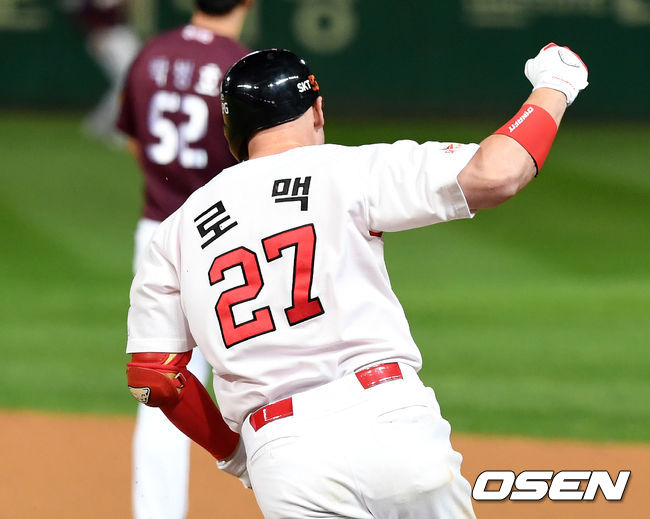 [OSEN=이대선 기자]6회말 무사에서 SK 로맥이 우중월 솔로 홈런을 치고 환호하고 있다. /sunday@osen.co.kr