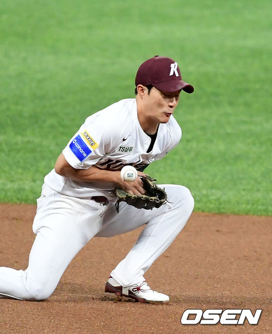 [OSEN=지형준 기자]1회초 무사 1,2루에서 키움 김하성이 SK 최정이 유격수 땅볼 타구에 실책을 범하고 있다. /jpnews@osen.co.kr