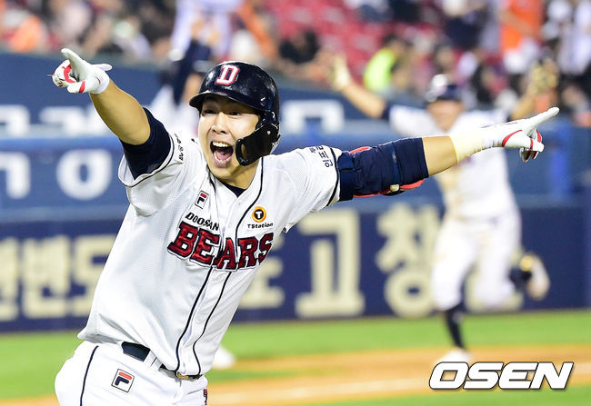 [OSEN=잠실, 지형준 기자]연장 10회말 1사 만루에서 두산 박건우가 끝내기 안타를 날리고 기뻐하고 있다. /jpnews@osen.co.kr