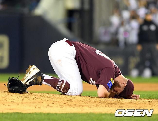 [OSEN=잠실, 손용호 기자]4회말 2사 1루 박건우의 도루를 저지하기 위한 포수 박동원의 송구에 요키시가 턱을 맞고 쓰러지고  있다. /spjj@osen.co.kr