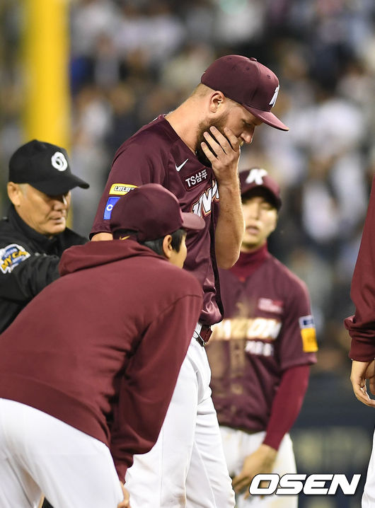 [OSEN=잠실, 손용호 기자]4회말 2사 1루 박건우의 도루를 저지하기 위한 포수 박동원의 송구에 요키시가 턱을 맞고 쓰러지고  있다. /spjj@osen.co.kr