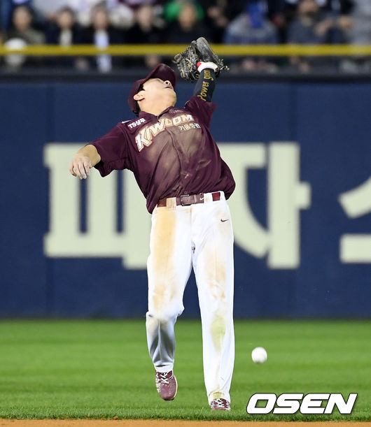 [OSEN=잠실, 이대선 기자]9회말 무사에서 키움 김하성이 두산 박건우의 타구를 놓치고 있다. /sunday@osen.co.kr