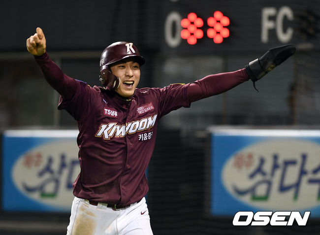 [OSEN=잠실, 손용호 기자] 7회초 2사 2루 송성문의 동점 적시타때 득점을 올린 이정후가 환호하고  있다. /spjj@osen.co.kr