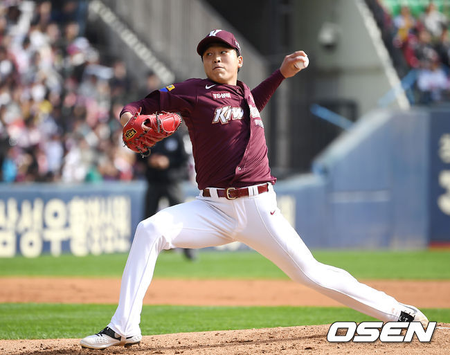 [OSEN=잠실, 곽영래 기자]1회말 키움 이승호가 역투하고 있다. /youngrae@osen.co.kr