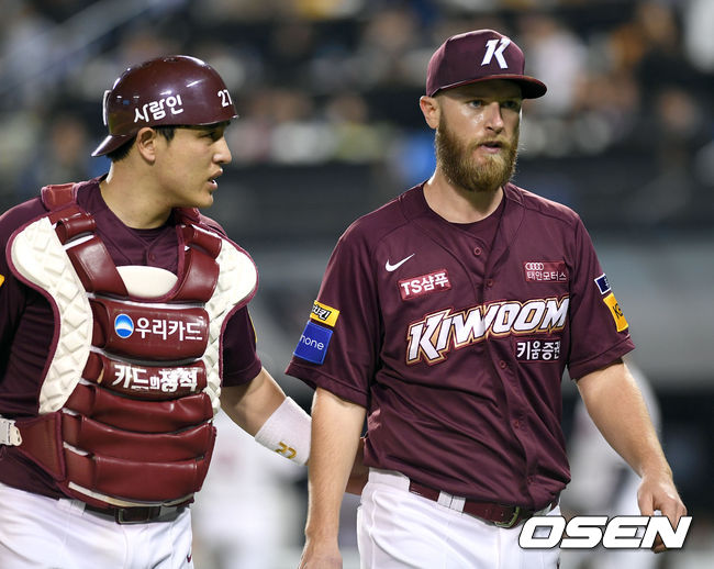 [OSEN=잠실, 손용호 기자]4회말 수비를 마치고 박동원이 자신의 송구에 맞은 요키시를 위로하고 있다. /spjj@osen.co.kr