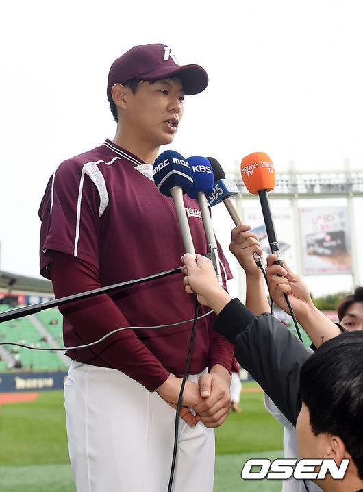 [OSEN=잠실, 곽영래 기자]경기에 앞서 키움 송성문이 상대팀을 향한 조롱에 대해 사과를 하고 있다. /youngrae@osen.co.kr