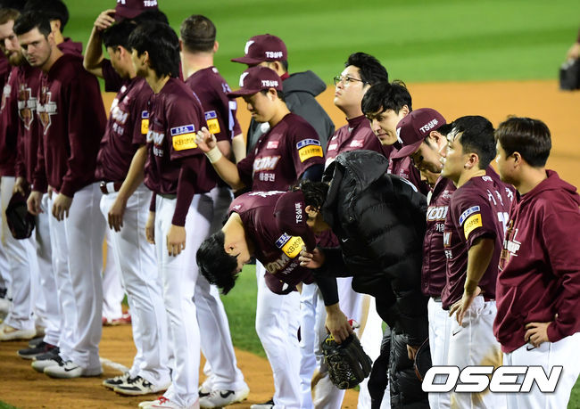 [OSEN=잠실, 지형준 기자]키움 선수들이 패배를 아쉬워하고 있다. /jpnews@osen.co.kr