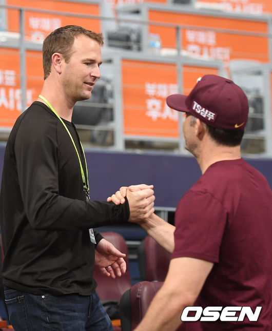 [OSEN=고척, 곽영래 기자]경기에 앞서 키움 나이트 코치와 밴 헤켄이 인사를 나누고 있다./youngrae@osen.co.kr