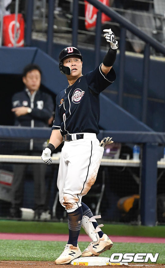 [OSEN=고척, 곽영래 기자] 25일 오후 서울 고척스카이돔에서 ‘2019 신한은행 MY CAR KBO리그 포스트시즌’ 키움 히어로즈와 두산 베어스의 한국시리즈 3차전이 열렸다.3회초 무사 1루 두산 박세혁이 1타점 적시 3루타를 때려낸 뒤 세레머니를 하고 있다./youngrae@osen.co.kr