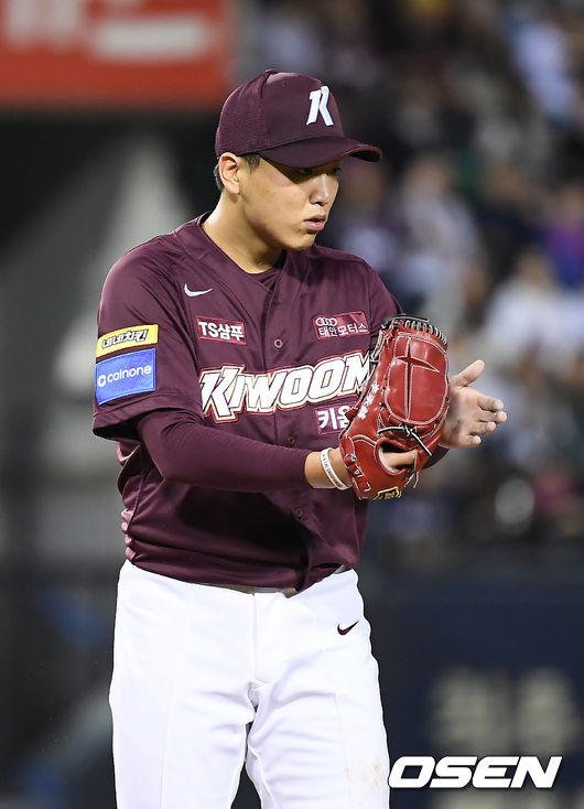 [OSEN=잠실, 곽영래 기자]3회말 2사 키움 이승호가 두산 김재호의 2루 도루때 1루 견제구를 잡아낸 박병호에게 박수를 보내고 있다./youngrae@osen.co.kr