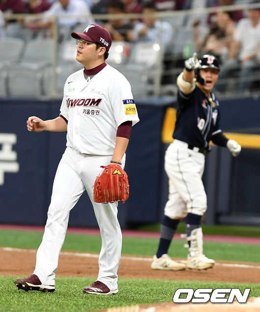 [OSEN=잠실, 손용호 기자]8회초 2사 3루서 박세혁에게 적시타를 맞은 한현희가 아쉬워하고 있다. /spjj@osen.co.kr