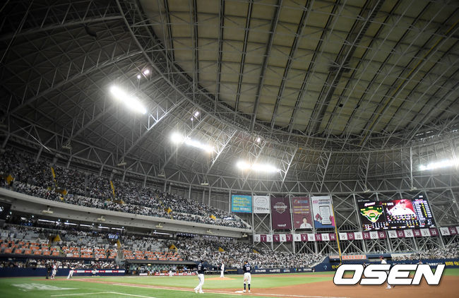 [OSEN=고척, 곽영래 기자] 25일 오후 서울 고척스카이돔에서 ‘2019 신한은행 MY CAR KBO리그 포스트시즌’ 키움 히어로즈와 두산 베어스의 한국시리즈 3차전이 열렸다.6회초 2사 1,2루 두산 박건우가 타석에 들어서고 있다./youngrae@osen.co.kr