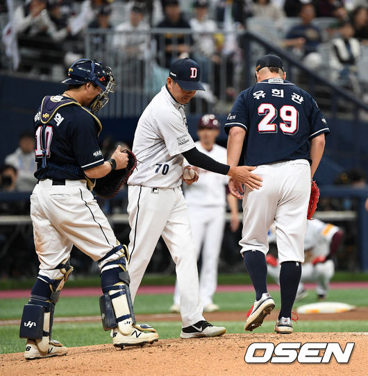 [OSEN=고척, 이대선 기자]2회말 무사 1, 3루에서 두산 유희관이 마운드를 내려가고 있다. /sunday@osen.co.kr