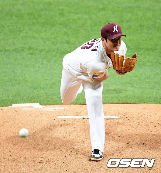 [OSEN=고척, 지형준 기자]1회초 키움 최원태가 역투하고 있다. /jpnews@osen.co.kr