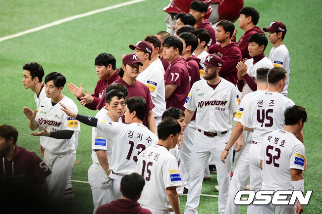 [OSEN=고척, 지형준 기자]키움 선수들이 두산 선수들에 축하 인사를 건네고 있다. /jpnews@osen.co.kr