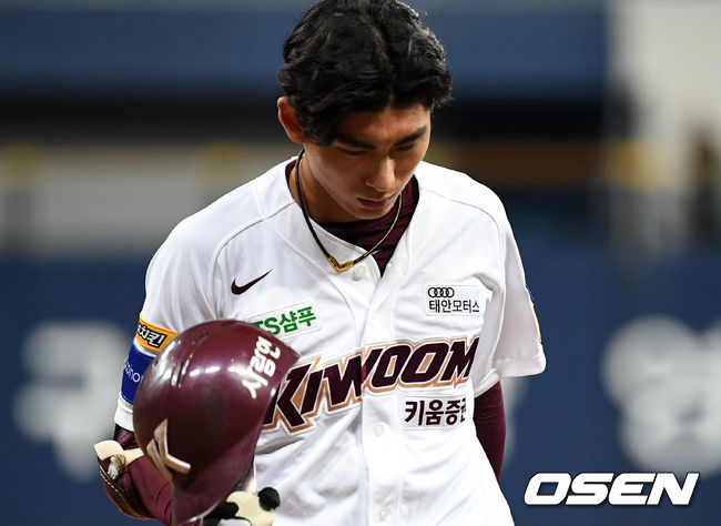 [OSEN=고척, 이대선 기자]5회말 2사 1루에서 키움 이정후가 외야플라이로 물러나며 아쉬워하고 있다. /sunday@osen.co.kr