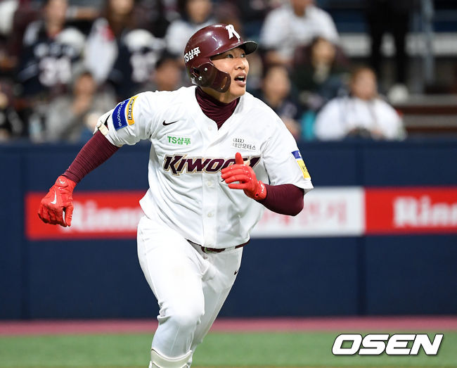 [OSEN=고척, 이대선 기자] 26일 오후 서울 고척스카이돔에서 ‘2019 신한은행 MY CAR KBO리그 포스트시즌’ 키움 히어로즈와 두산 베어스의 한국시리즈 4차전이 열렸다.6회말 2사에서 키움 송성문이 우중간 2루타를 치고 그라운드를 달리고 있다. /sunday@osen.co.kr
