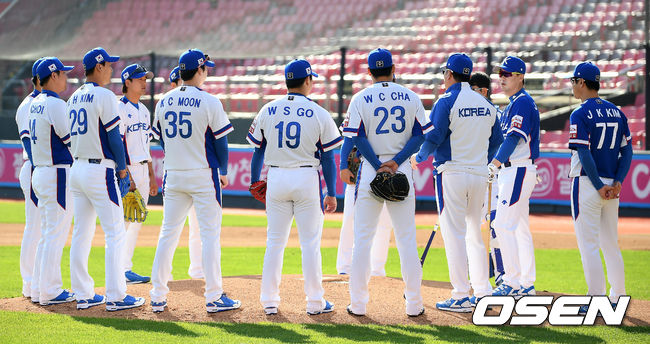 [OSEN=수원, 곽영래 기자]수비훈련에 앞서 이종열 코치가 선수들과 이야기를 나누고 있다. /youngrae@osen.co.kr