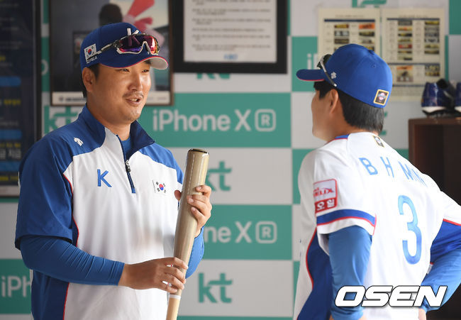 [OSEN=수원, 곽영래 기자]이진영 코치가 민병헌과 이야기를 나누고 있다. /youngrae@osen.co.kr