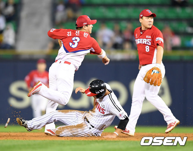 [OSEN=잠실, 지형준 기자] FA가 도는 KIA 키스톤 콤비 김선빈(왼쪽)과 안치홍(오른쪽) /jpnews@osen.co.kr