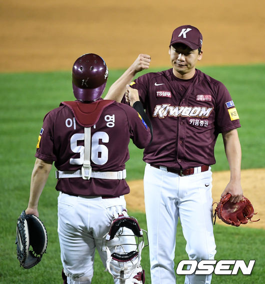 [OSEN=잠실, 지형준 기자] FA가 되는 키움 오주원(오른쪽)과 이지영이 승리 하이파이브를 하고 있다. /jpnews@osen.co.kr