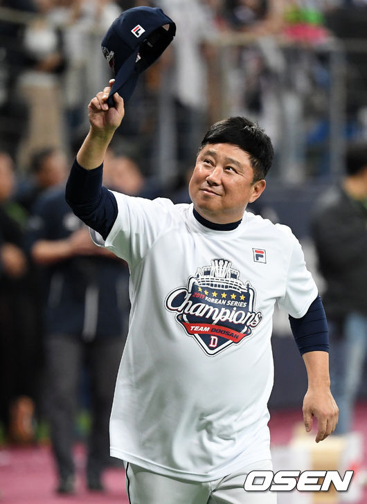 [OSEN=고척, 이대선 기자]우승을 차지한 두산 김태형 감독이 관중석을 향해 인사를 하고 있다. /sunday@osen.co.kr