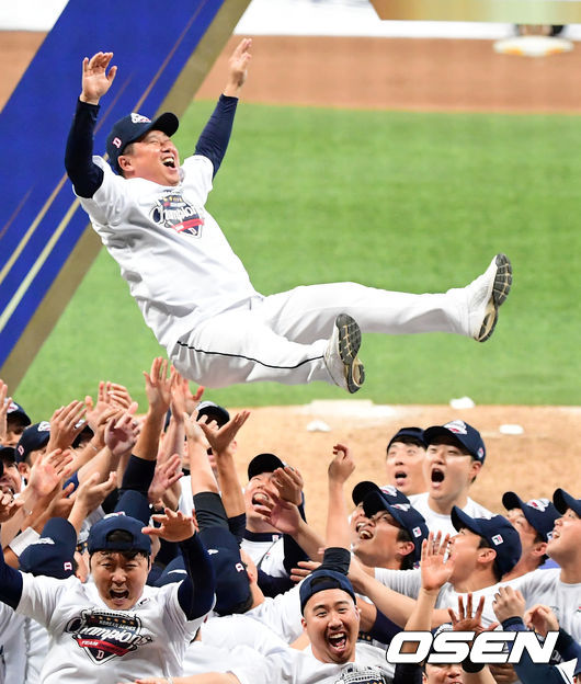 [OSEN=고척, 지형준 기자]두산 김태형 감독이 헹가래를 받으며 우승을 만끽하고 있다. /jpnews@osen.co.kr