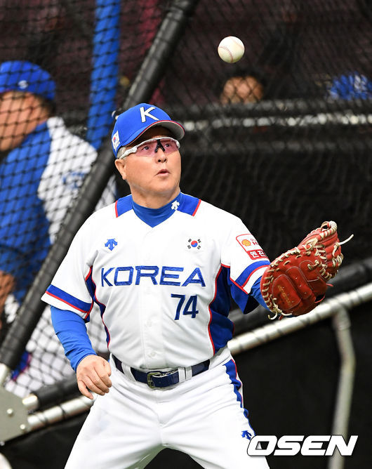 [사진]김경문 감독,미트 오랜만이야 - NO.1 축구 전문 미디어, 스포탈코리아 [사진]김경문 감독,미트 오랜만이야